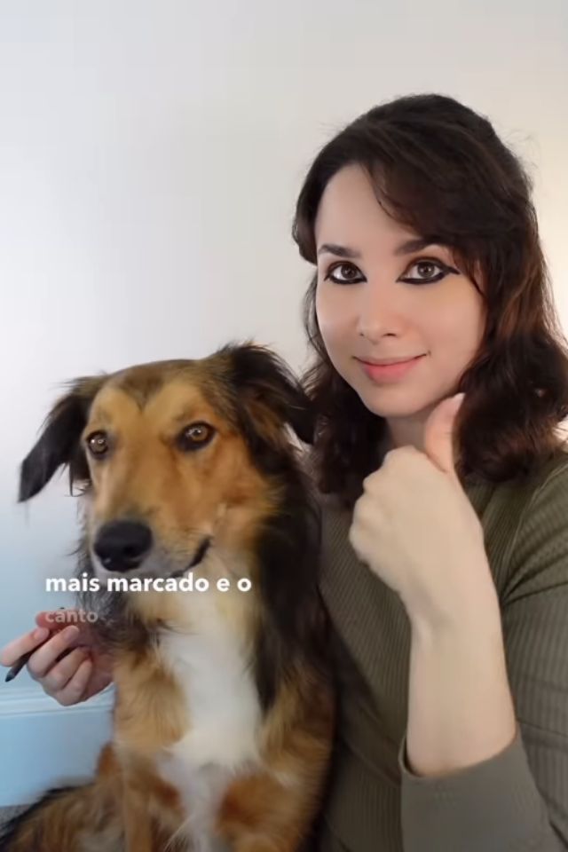 Foto colorida de um cachorro e uma mulher - Metrópoles