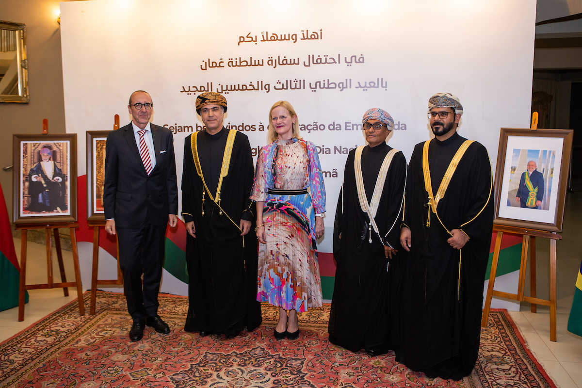O embaixador da Áustria, Stefan Scholz; o embaixador do Sultanato de Omã, Talal Sulaiman Alrahbi; a embaixatriz da Áustria, Angelica Scholz; Abdulmohsin Alojaili e Ishaq Abdullah