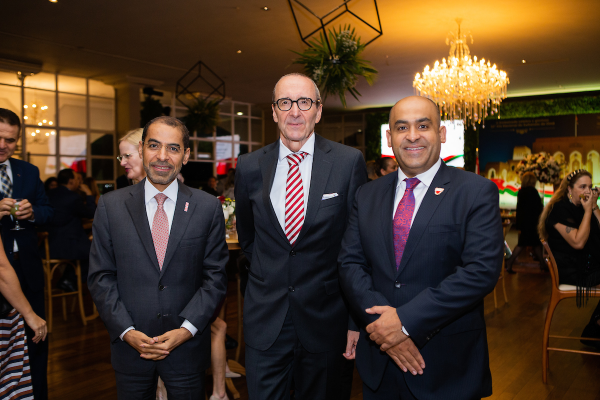 O embaixador dos Emirados Árabes Unidos, Saleh Alsuwaidi; com o embaixador da Áustria, Stefan Scholz; e o embaixador do Reino do Bahrein, Bader Abbas Hasan Ahmed Alhelaibi