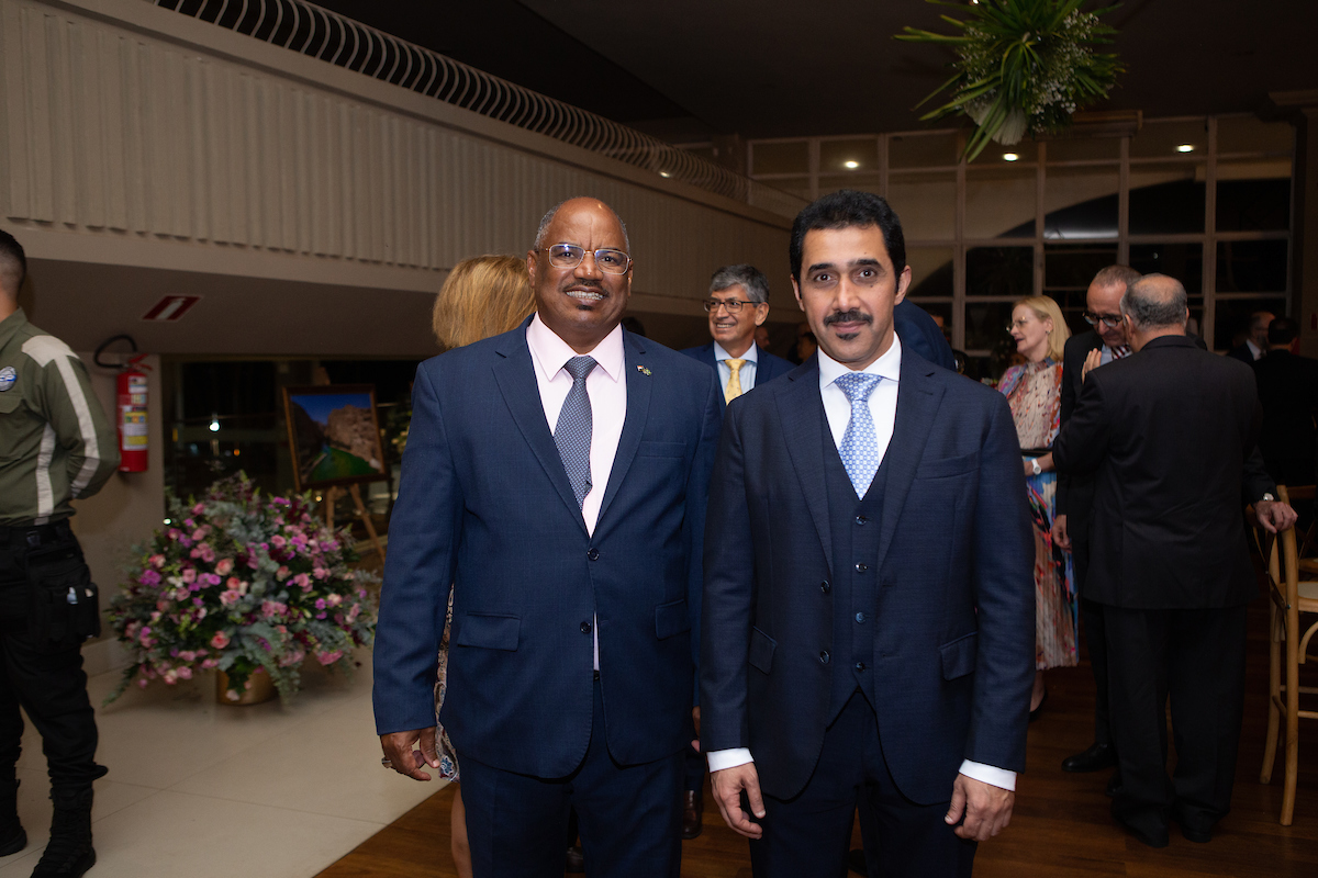 Mohamed Sudan e Ahmad Mohammed Al Shebani, embaixador do Qatar