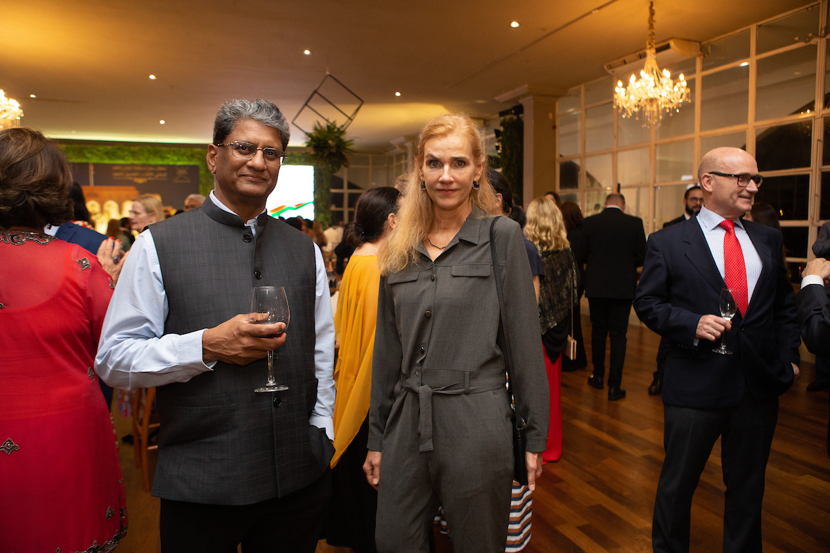 O embaixador da Índia, Suresh Reddy; com a embaixadora da União Europeia, Marian Schuegraf