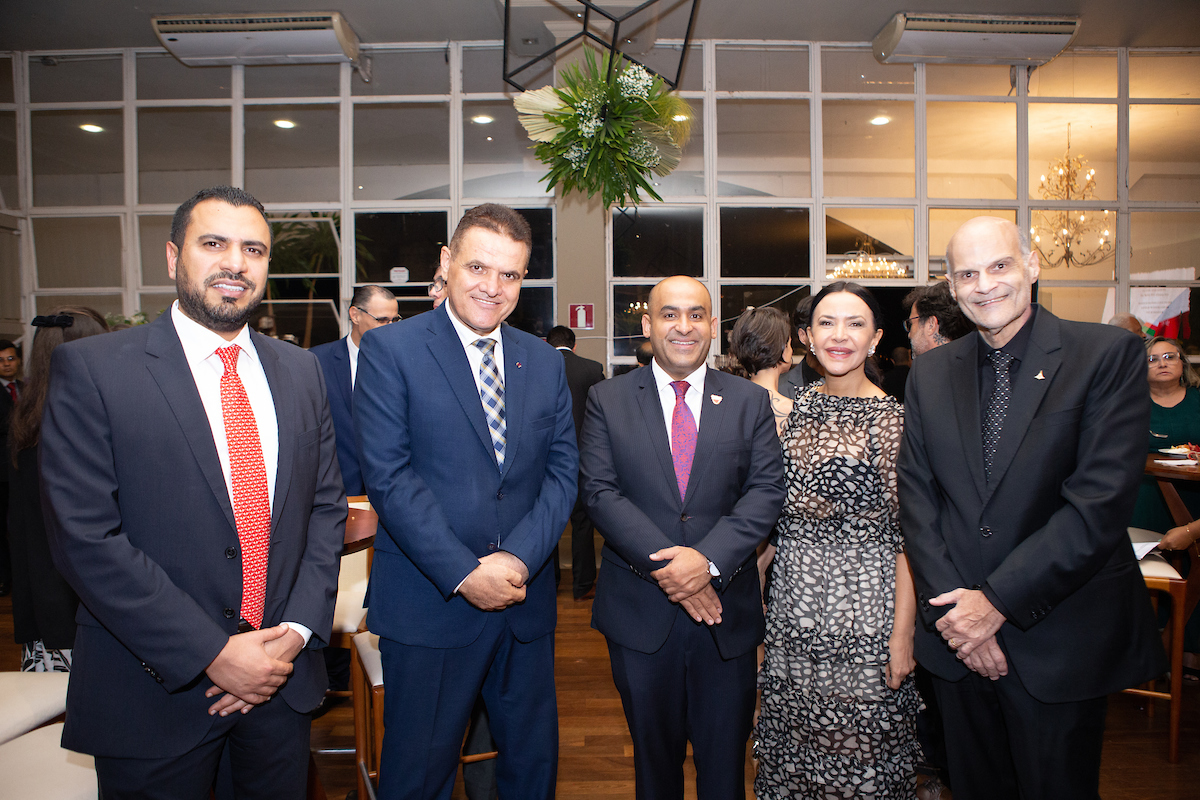 Ibrahim Altourah, cônsul da embaixada do Kuwait; Maen Masadeh, embaixador da Jordânia; Bader Abbas Hasan Ahmed Alhelaibi, embaixador do Reino do Bahrein; Claudia Meireles e Paco Britto