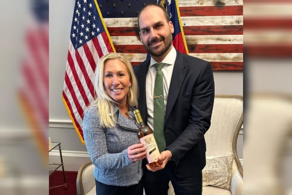 O deputado Eduardo Bolsonaro posa para foto ao lado da deputada americana Marjorie Taylor Greene, do Partido Republicano