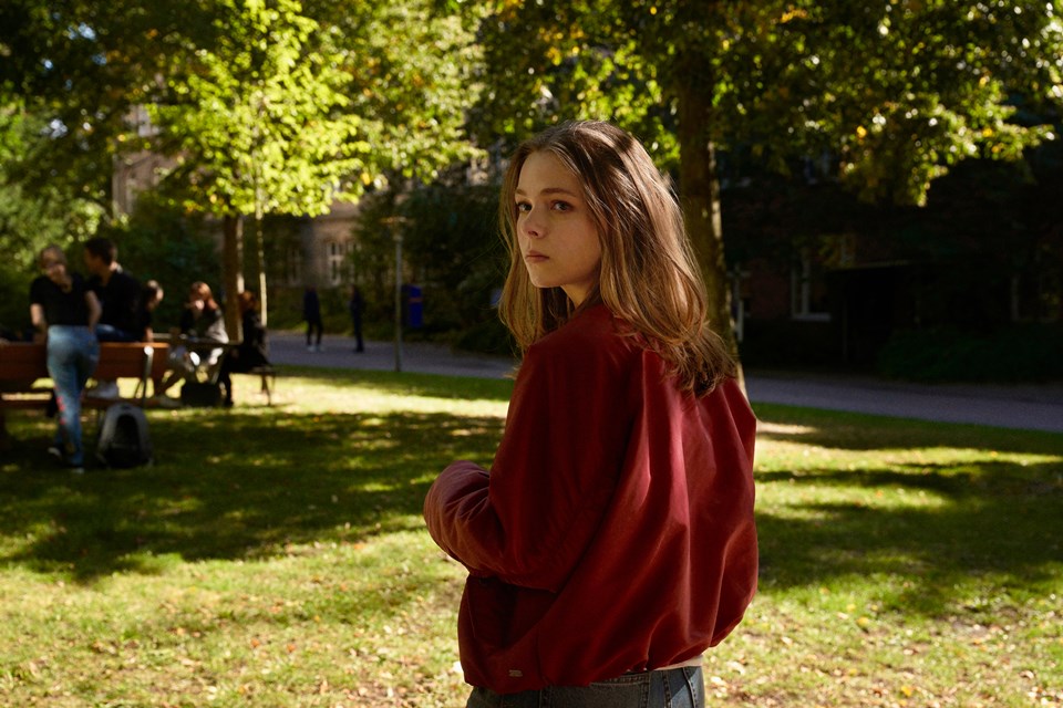 Uma Família Quase Perfeita, foto colorida do novo filme da Netflix - Metrópoles