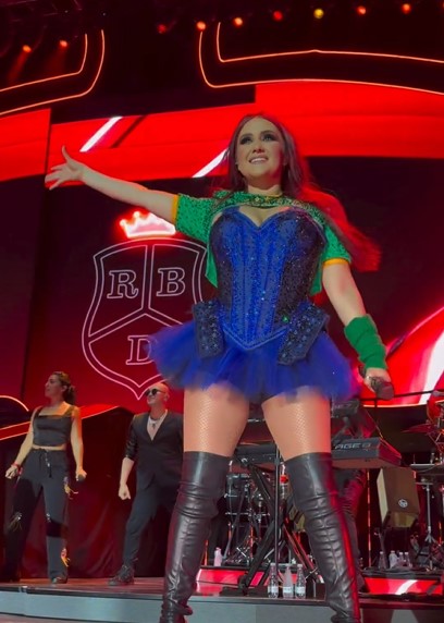 Foto colorida de Dulce Maria em show no Brasil - Metrópoles