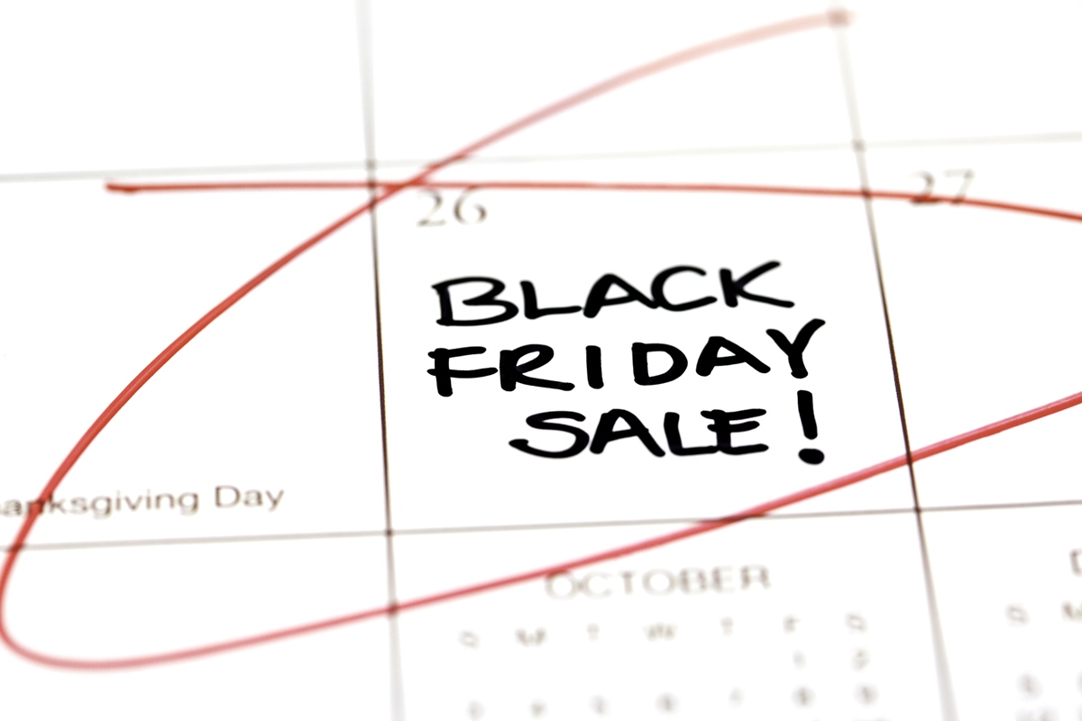 Calendário branco com a frase Black Friday Sale escrita em data específica - Metrópoles