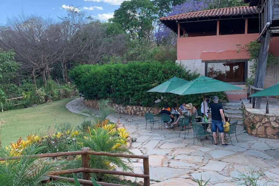 Foto colorida de um casa na natureza - Metrópoles