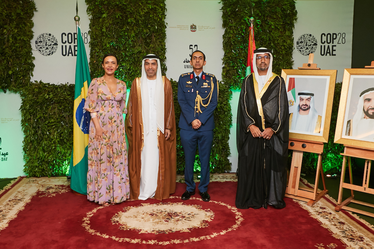 Claudia Meireles com o embaixador dos Emirados Árabes Unidos, Saleh Alsuwaid; Saeed A Al Kaabi e Saeed Alshehhi