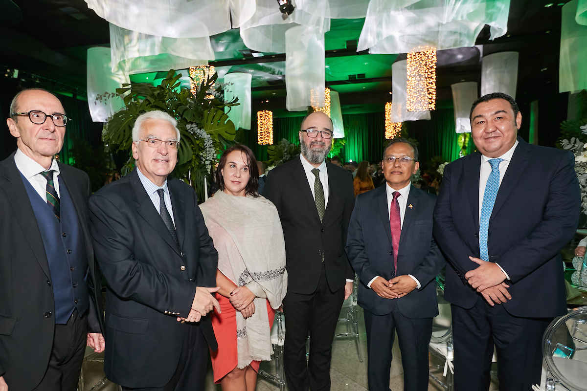 O embaixador da Áustria, Stefan Scholz; com o embaixador da República do Chipre, Vasilios Philippou; a embaixadora da Eslovênia, Mateja Kracun; Giordano Sarvio Cavalcante de Souza; o embaixador de Myanmar no Brasil, Aung Kyaw Zan; e o embaixador do Cazaquistão, Bolat Nussupov