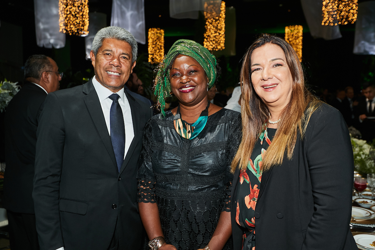 O governador da Bahia, Jerônimo Rodrigues; com Laura Beng e Tatiana Velloso