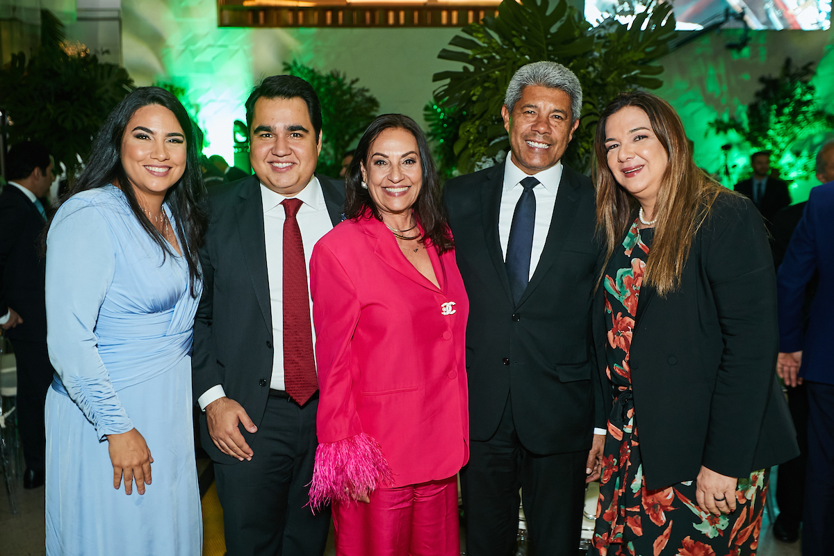 Bonnie Bonilha com o secretário do Meio Ambiente da Bahia, Eduardo Sodré; Maria de Fátima; o governador da Bahia, Jerônimo Rodrigues; e sua esposa, Tatiana Velloso