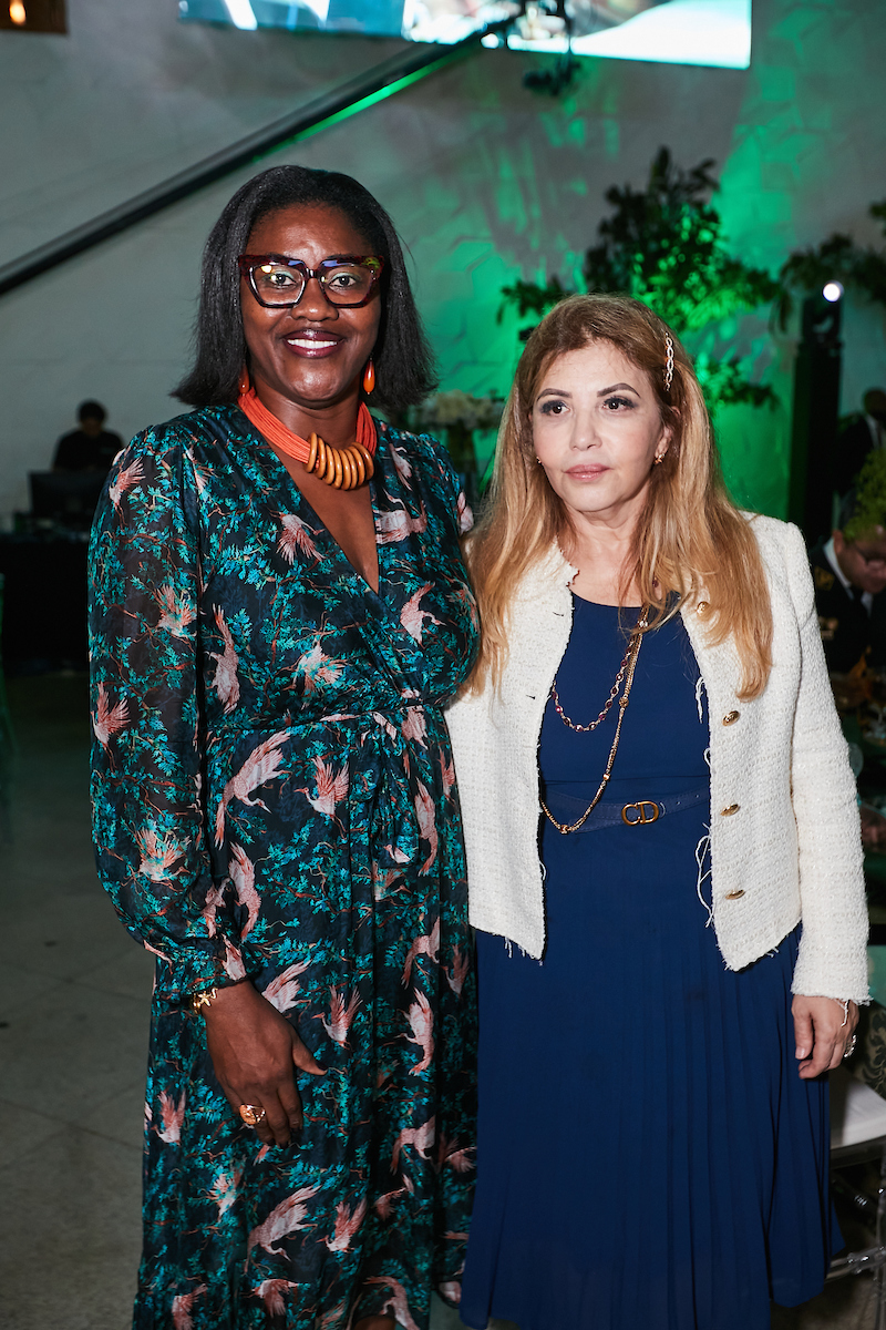 A embaixatriz do Gabão, Julie-Pascale Moudoute-Bell; com a embaixatriz da Argélia, Saida Bladehane