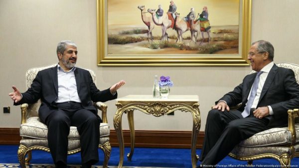 Khaled Mashal (E) conversa com o ministro das Relações Exteriores da Rússia, Sergey Lavrov, em 2015