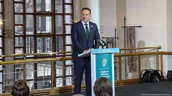 Premiê Varadkar disse que pessoas que promoveram tumulto estavam "cheias de ódio"