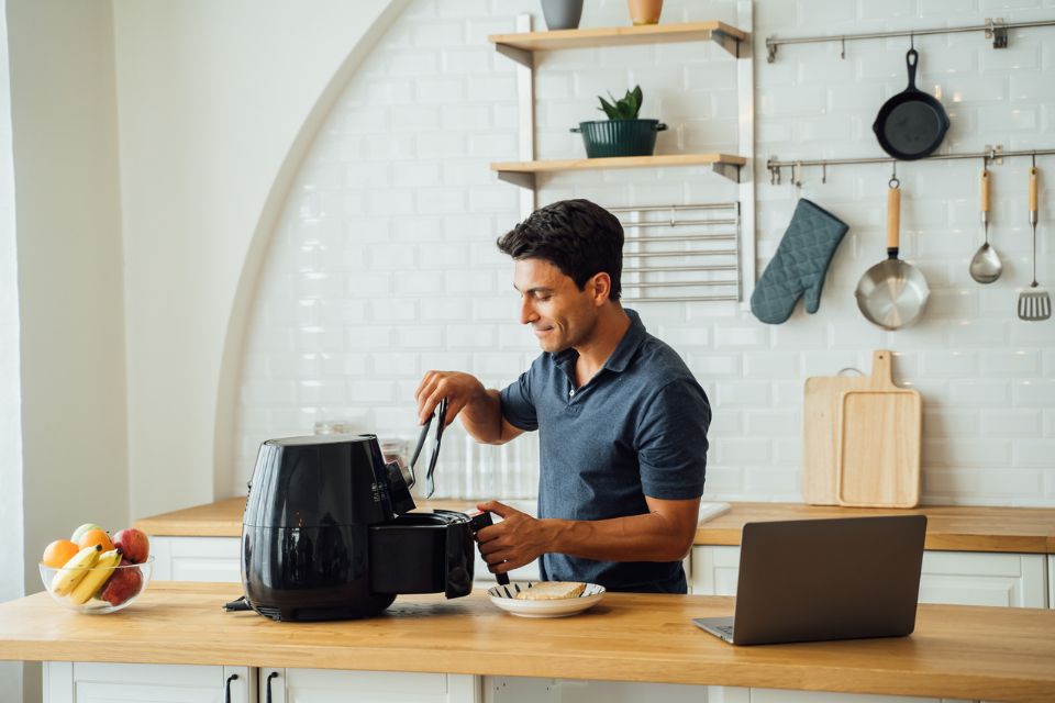 homem usando uma air fryer