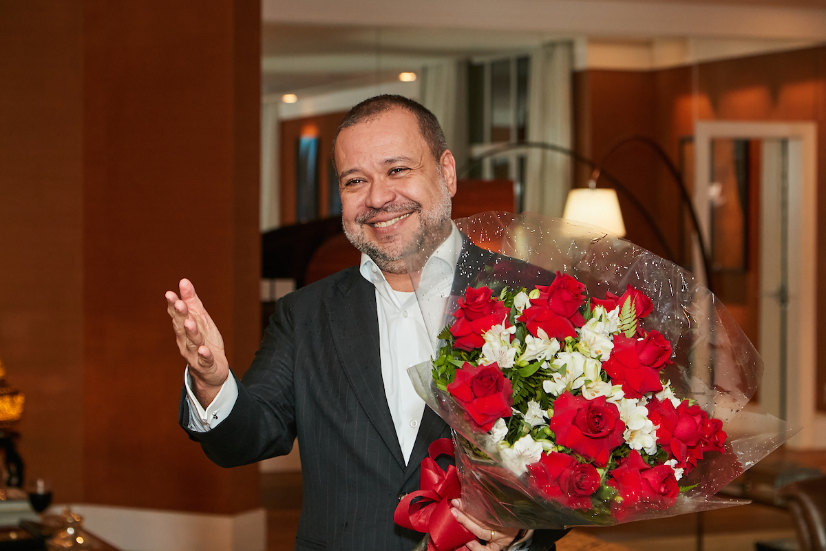 Marcos Joaquim surpreende a esposa, Mayra Perin, com buquê de flores