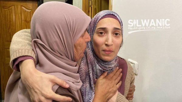 foto colorida da palestina Shuruk Dweiyat, libertada por Israel, ao se reencontrar com a mãe - Metrópoles