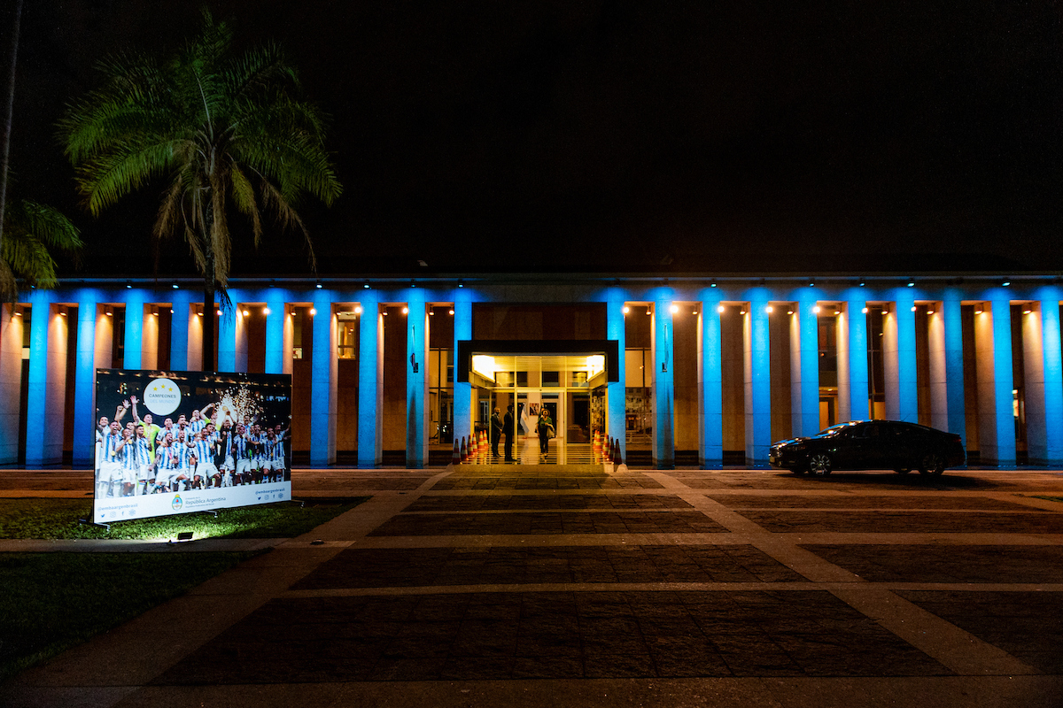 Entrada da embaixada da Argentina no Brasil