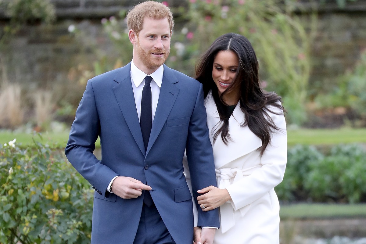 Harry e Meghan durante primeira aparição pública após anunciarem o novado em 27 de novembro de 2017 - Metrópoles