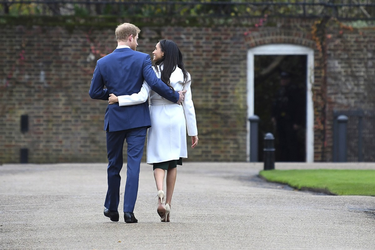 Meghan passa a mão nas costas de Harry como forma de apoia-lo - Metrópoles