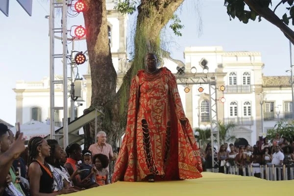 modelo no afro fashion day - metrópoles