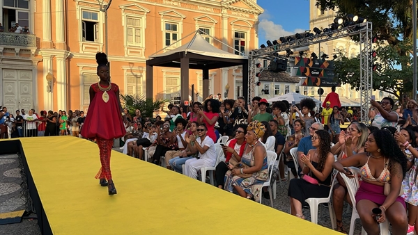 modelo no afro fashion day - metrópoles