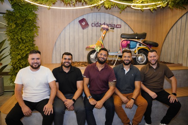 Fotografia colorida mostrando cinco homens sentados em palco-Metrópoles