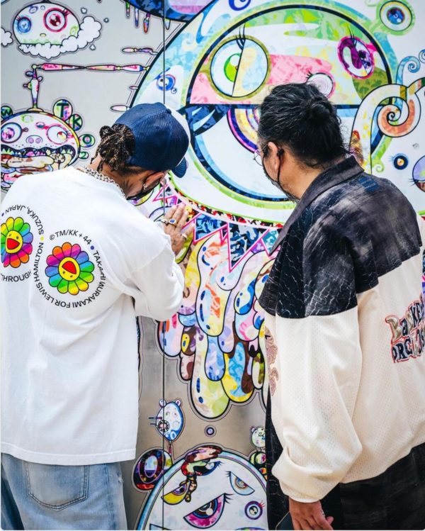 Na imagem com cor, o piloto Lewis Hamilton com o artista Takashi Murakami - Metrópoles