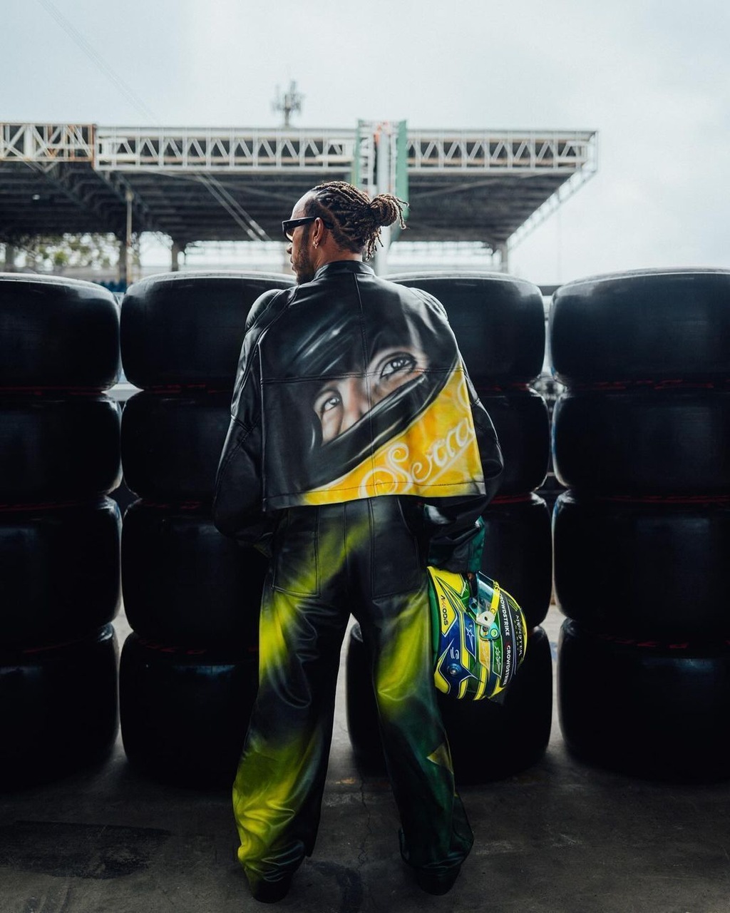 Na imagem com cor, Lewis Hamilton com uniforme em homenagem ao piloto Ayrton Senna - Metrópoles