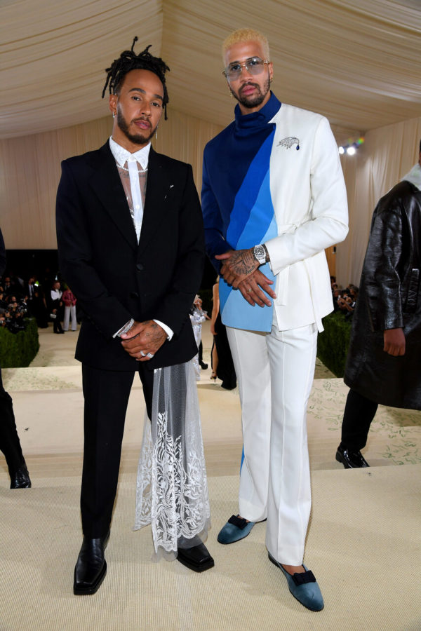 Na imagem com cor, Lewis Hamilton no Met Gala 2021 - Metrópoles