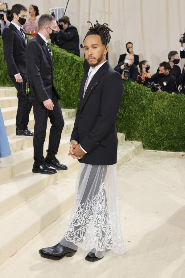 Na imagem com cor, Lewis Hamilton no Met Gala 2021 - Metrópoles