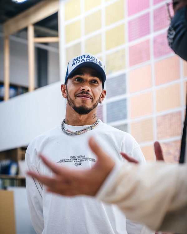 Na imagem com cor, Lewis Hamilton conversando - Metrópoles