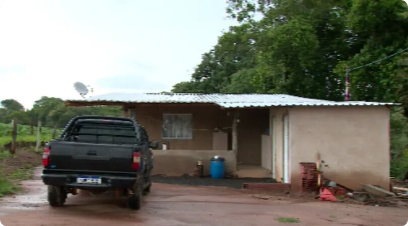 Em foto colorida casa em área rural com caminhonete preta estacionada em frente - Metrópoles