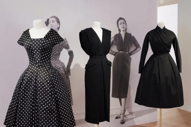 Na imagem com cor, um ambiente da exposição da Dior em Paris - Metrópoles