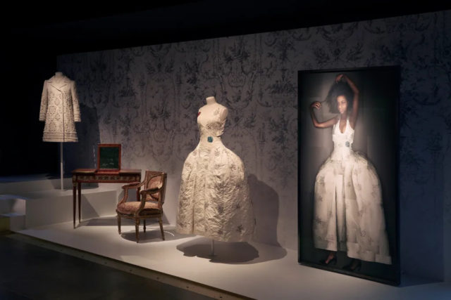 Na imagem com cor, um ambiente da exposição da Dior em Paris - Metrópoles