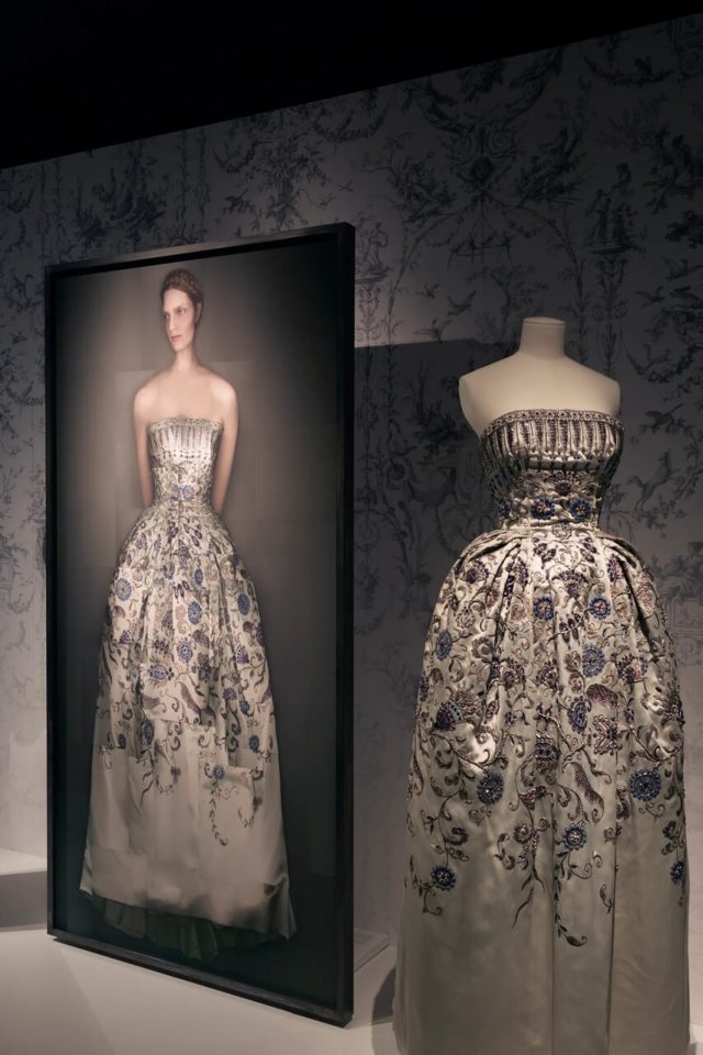 Na imagem com cor, um ambiente da exposição da Dior em Paris - Metrópoles