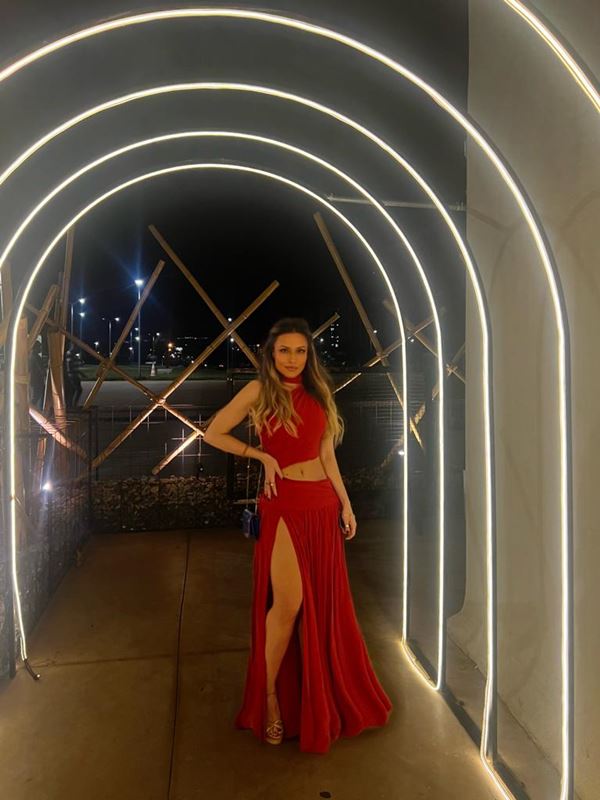 Na imagem com cor, mulher branca veste vestido de festa - Metrópoles