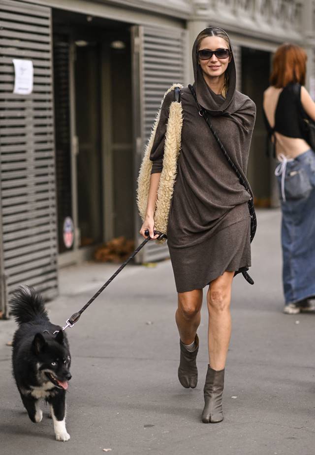 Tabi no street style. Mulher passeia com cachorro - Metrópoles