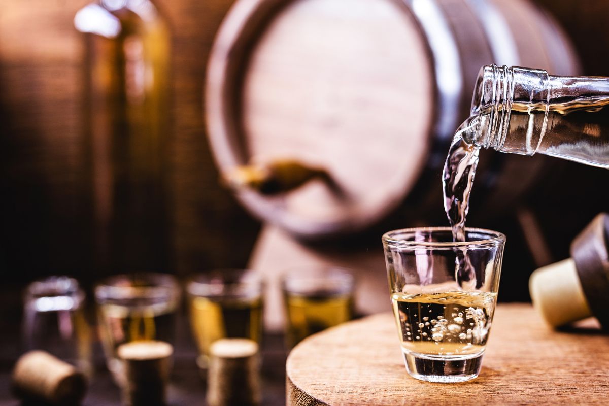 Foto colorida de uma bebida alcoólica; barman - Metrópoles