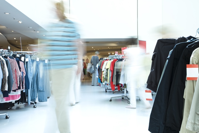 homem andando em loja de departamento fast fashion - metrópoles