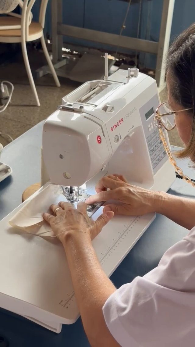 Na imagem com cor, uma mulher na oficina do Brasília Trends Fashion - Metrópoles