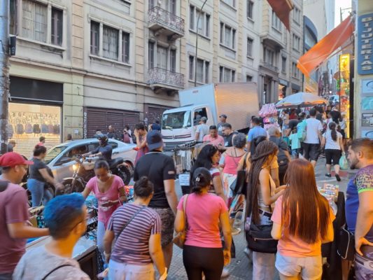 Imagem mostra rua de comércio popular - Metrópoles