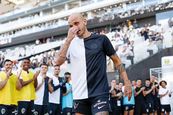 Imagem colorida de Fábio Santos com semblante triste sendo aplaudido por companheiros do Corinthians - Metrópoles