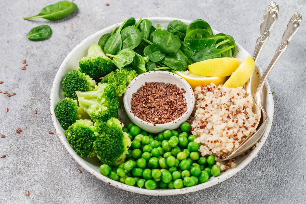Foto colorida de vegetais - Beber leite fortalece os ossos? Entenda o que nutricionistas dizem