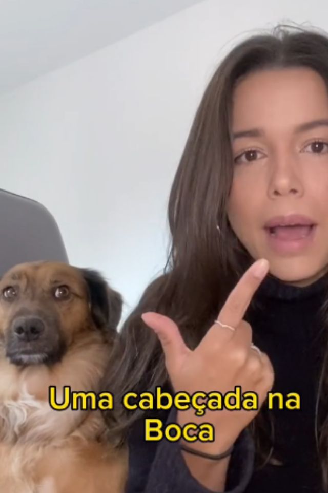 Foto colorida de uma mulher e um cachorro - Metrópoles