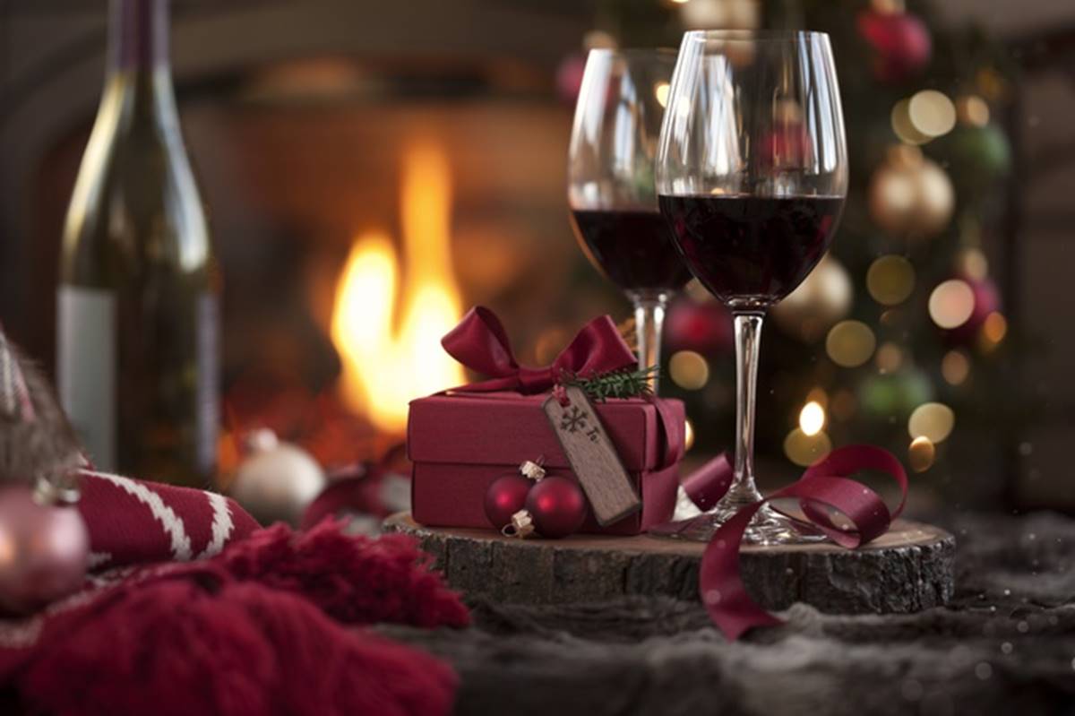 Duas taças de vinho ao lado de presente de Natal - Metrópoles