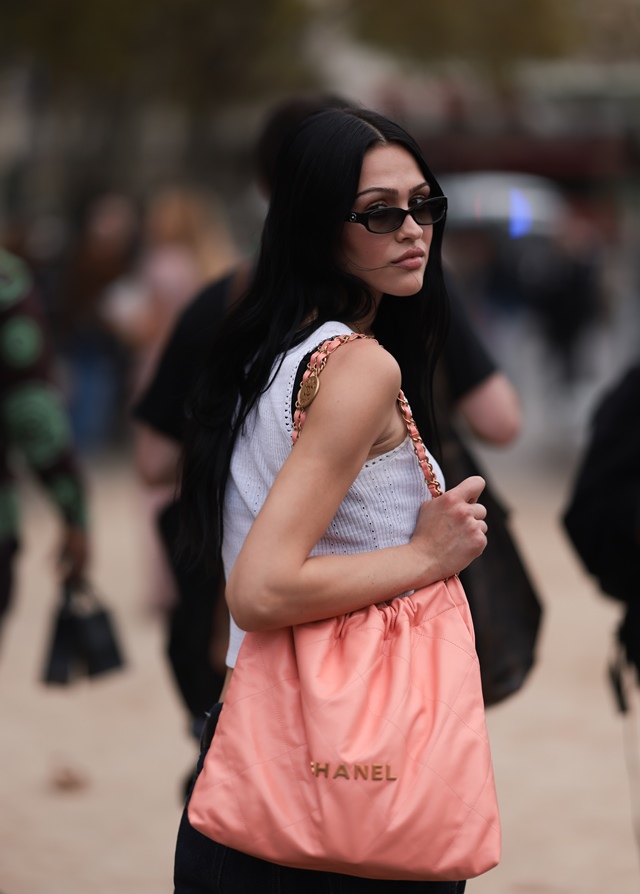 modelo com bolsa chanel peach fuzz - metrópoles