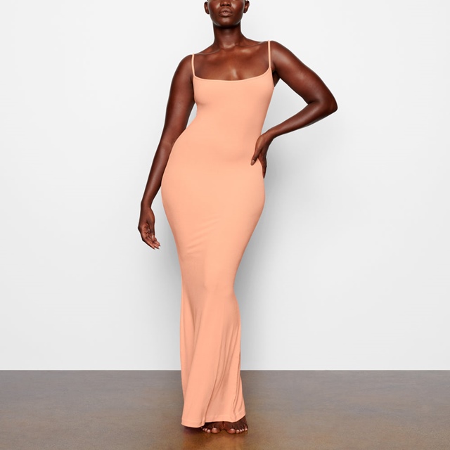 peach fuzz pantone skims vestido tubinho - metrópoles