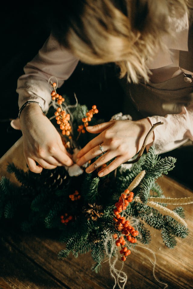 Mulher produzindo enfeite de Natal - Metrópoles