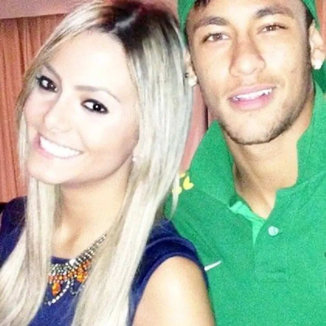 Na foto, a influenciadora Fernanda Sena posa ao lado de Neymar Jr - Metrópoles